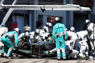 Formula One mulls minimum pitstop times