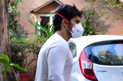Varun Dhawan Attends Driver Manoj's Funeral; Emotional Fans Call Actor 'Gem of A Person'