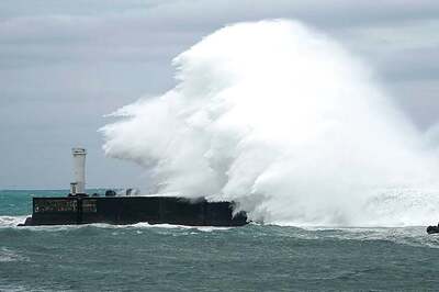 Powerful Typhoon Rips off Roofs, Floods Parts of Philippines