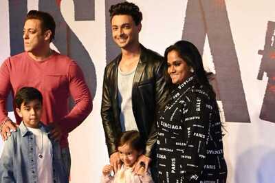 Salman Khan Kisses Niece Ayat on Head, Poses With Aayush Sharma, Arpita at Ruslaan Premiere | Watch