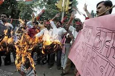 SP activists protest against attack on Abu Azmi