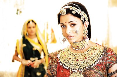 Jewelry Trends To Add Spark To Your Winter Wedding Look