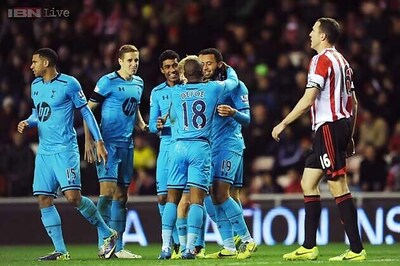 John O'Shea's own goal helps Tottenham defeat Sunderland 2-1