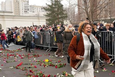 Navalny Supporters Flock to Grave to Pay Respects, Gain Hope