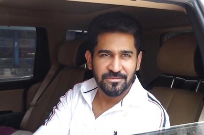 Vijay Antony Celebrates Success Of Pichaikkaran 2 With Beggars