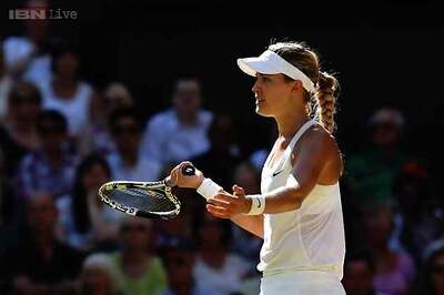 Bouchard powers past Halep to Wimbledon final