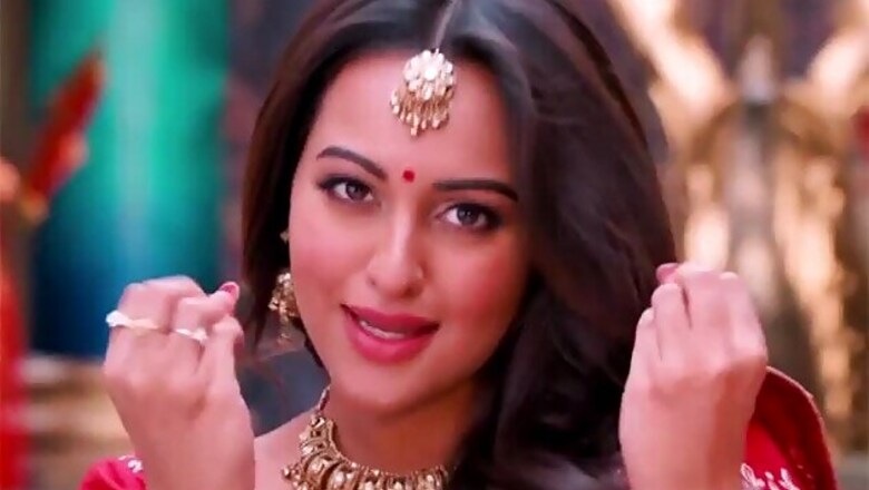 'En Mannavaa': Sonakshi Sinha glows in red as she dances with Rajinikanth in this new song teaser from 'Lingaa'