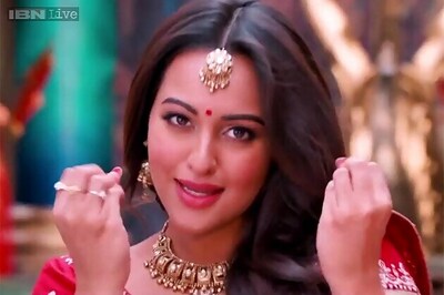 'En Mannavaa': Sonakshi Sinha glows in red as she dances with Rajinikanth in this new song teaser from 'Lingaa'