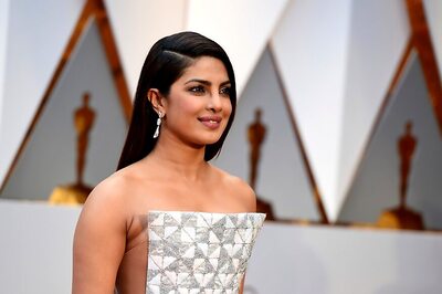 Priyanka's Interview With Jennifer at Oscars 2017 is Fun