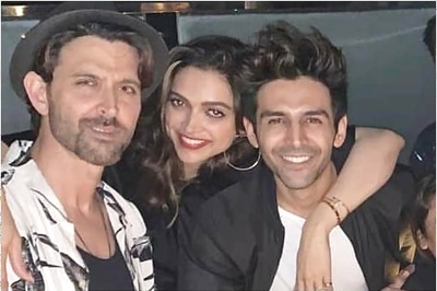 Deepika Padukone, Hrithik Roshan, Kartik Aaryan Pose for Pic at Rohini Iyer's Party