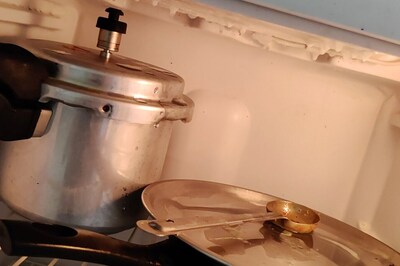 Normal or Not? Twitter Votes on Desi Man's Flatmate Keeping Cooker, Pan in Fridge