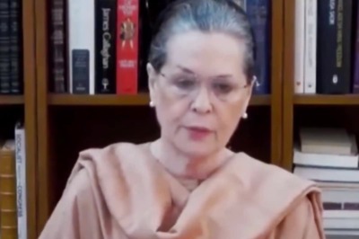 Will Sonia Gandhi Step Down as Congress Chief? Party Leaders React as Rumours Do the Round Ahead of CWC Meet