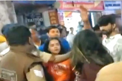 Bengaluru: Drunk Girl Hurls Abuses at Cops On Street, Sent Home With Help From Another Woman