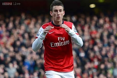 Arsenal defender Laurent Koscielny signs new deal