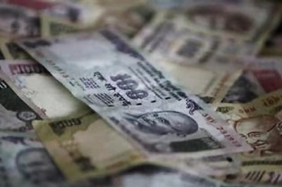 Rupee down 7 paise versus dollar in early trade