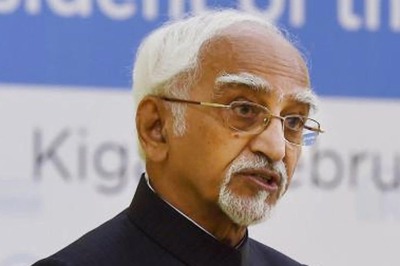 Never Knew or Invited Pak Journalist to Any Conference, Says Hamid Ansari as BJP Uses Photo to Back Its Claim