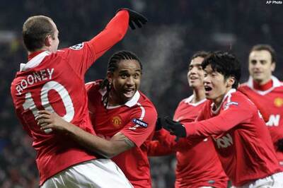 Manchester United beat Arsenal to go top