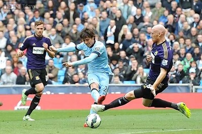 Manchester City beat West Ham United 2-0 to close on United