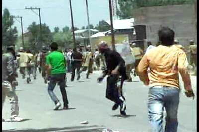 Army conducts flag march in tense Srinagar