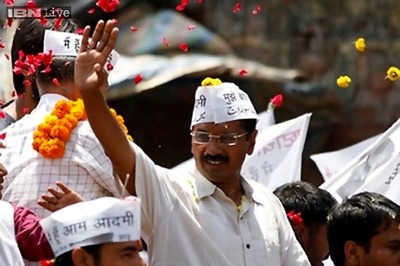 Arvind Kejriwal meets Delhi L-G, stakes claim to form government in national capital
