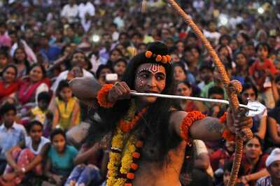 Dussehra 2017: A Boon For Local Artists, Craftsmen And Road-side Sellers