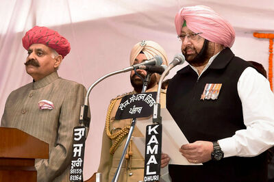 Amarinder Singh Takes Oath as Punjab CM, Navjot Sidhu Gets Cabinet Berth