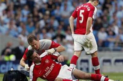 Man City beat Arsenal 4-2, late win for Chelsea