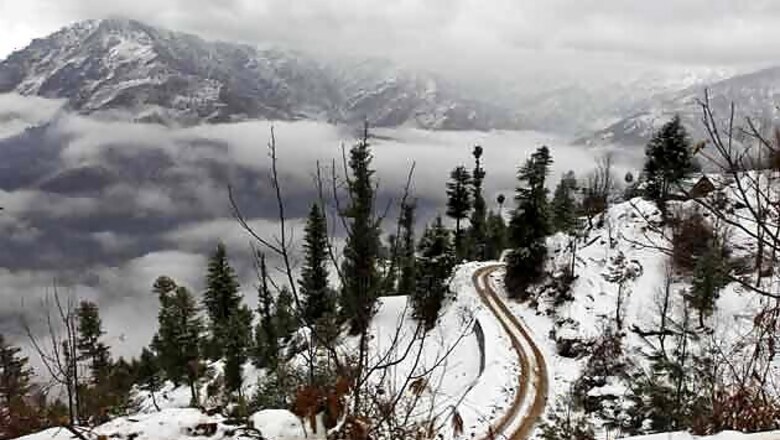 Kashmir receives fresh snowfall, National Highway closed