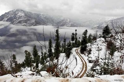 Kashmir receives fresh snowfall, National Highway closed