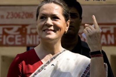 Sonia breaks security cordon, accepts bouquet