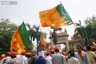 Modi outshines Kejriwal in BHU; AAP leader a hit amongst IITians