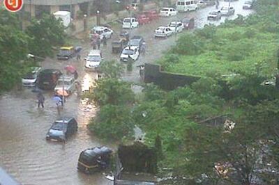 Mumbai down under, millions stranded