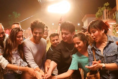 Kartik Aaryan Wraps Up Satyaprem Ki Katha Final Schedule, Celebrates On Sets; See Photos