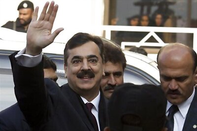 Zardari meets Kayani amid political crisis in Pak