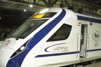 West Bengal: Technical Glitch in Vande Bharat Forces Railways to Change Rake, Passengers Protest