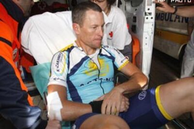 Lance Armstrong breaks collarbone in crash