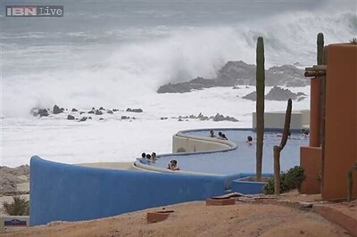 Major hurricane threatens Mexico Pacific resorts