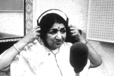 Watch Lata Mangeshkar Receive Bharat Ratna in Throwback Video; See Her Awards List Here
