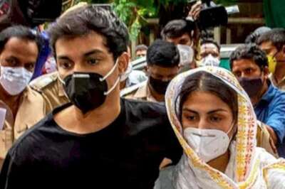 SSR Death Case: Bombay High Court Quashes LOCs Against Rhea Chakraborty, Her Brother Showik