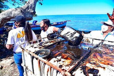 Ship leaking tons of oil off Mauritius has split apart