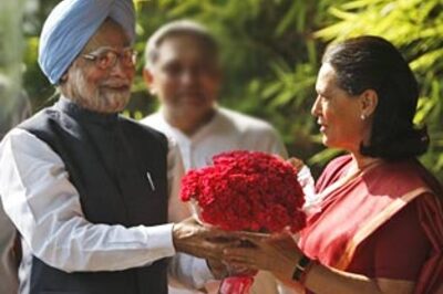 Cooperate for secular, stable govt: Sonia, Manmohan