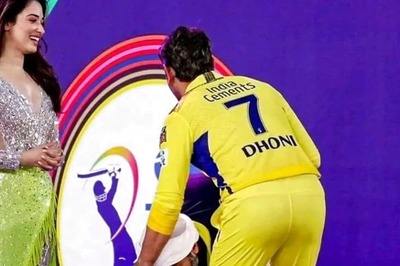 Arijit Singh Wins Over Netizens By Touching MS Dhoni's Feet During IPL Opening Ceremony