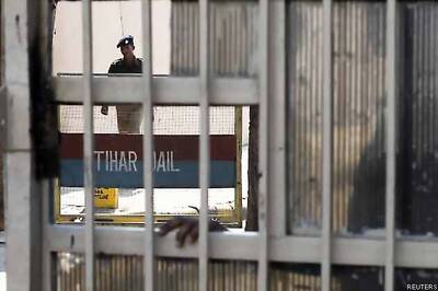 Delhi gangrape: Accused Mukesh dumps absentee counsel