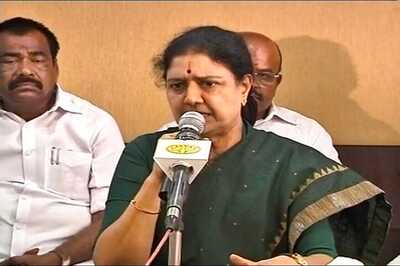 Sasikala vs Panneerselvam Live: Sasikala Leaves for Poes Garden, May Surrender Tomorrow Morning