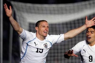 Uruguay stun Argentina to reach Copa semis