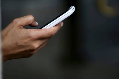 Honolulu Targets 'Smartphone Zombies' With Crosswalk Ban