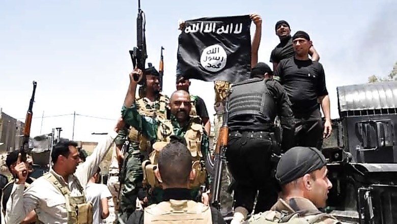 Islamic State seizes two Iraqi towns, oil field, defeating Kurds