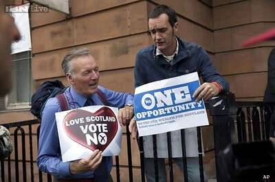 Scotland votes on independence, United Kingdom's fate on knife-edge