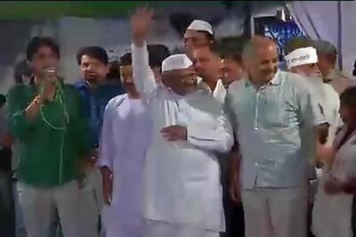 Anna meets Kejriwal, asks him to call off fast