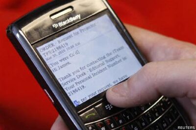 Govt in talks for BlackBerry email access
